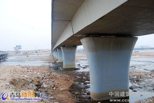 跨海大橋的建成將使青島老港、油港、前灣港連為一個(gè)整體